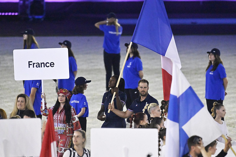 Valladont en porte-drapeau avec Marie Mané