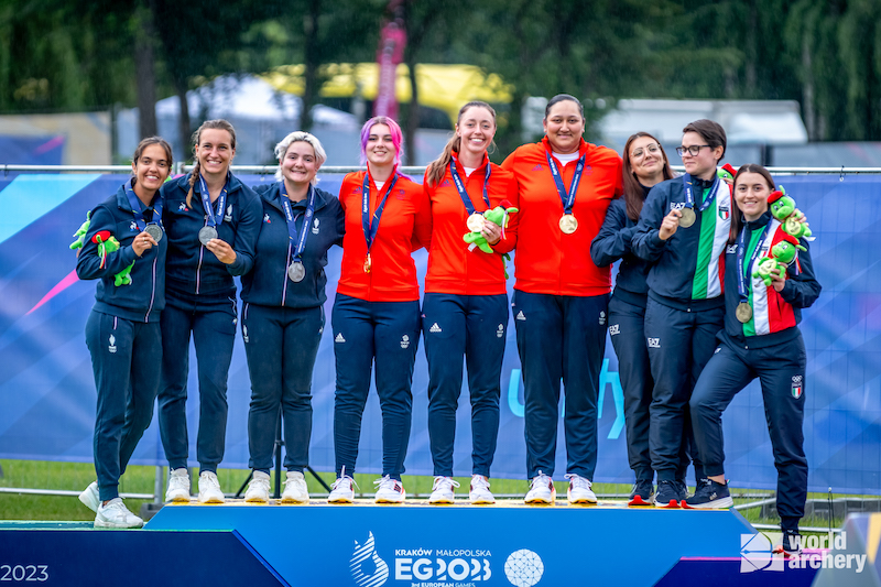 Le podium par équipe femmes aux JE