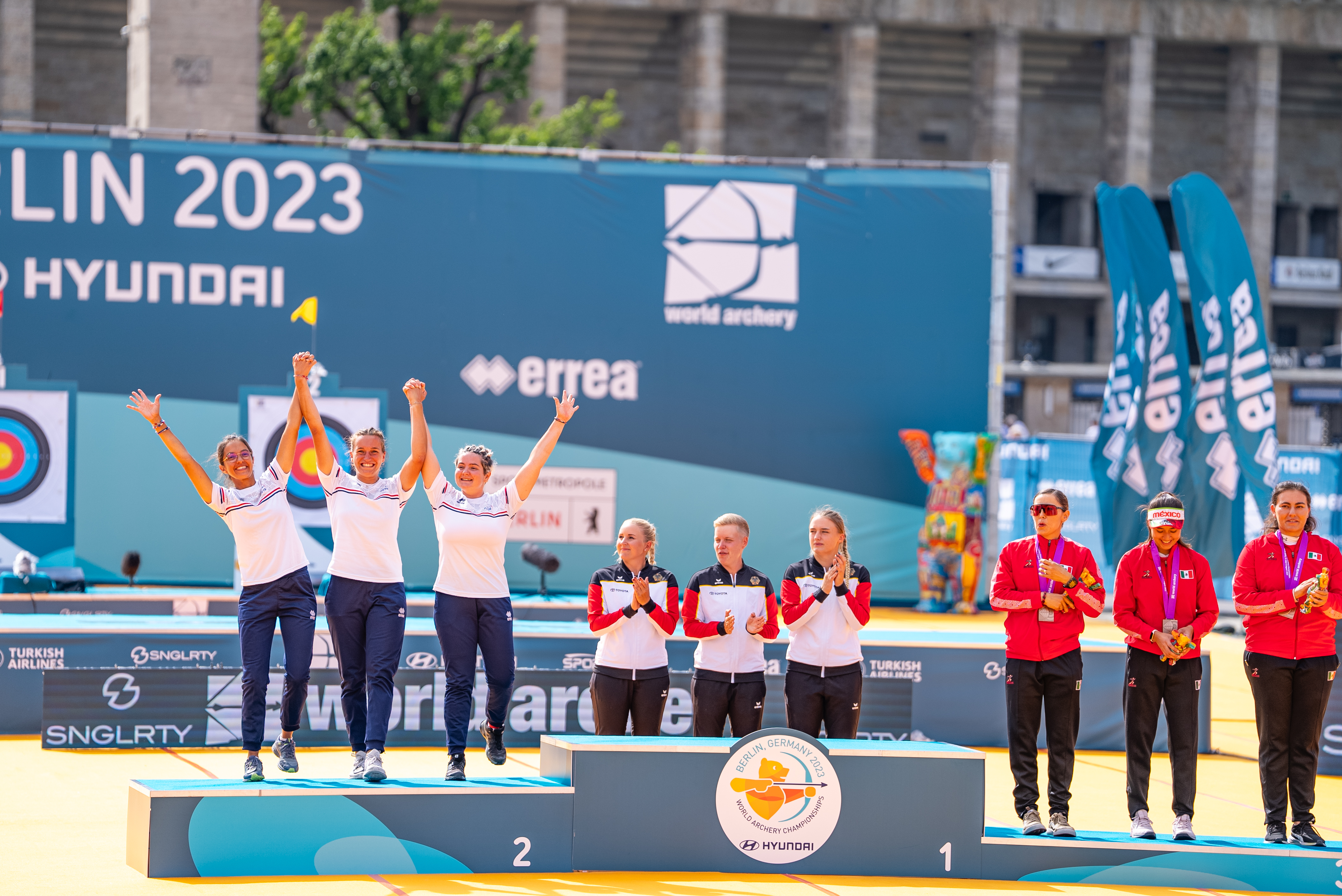 L'équipe de France arc classique femme sur le podium