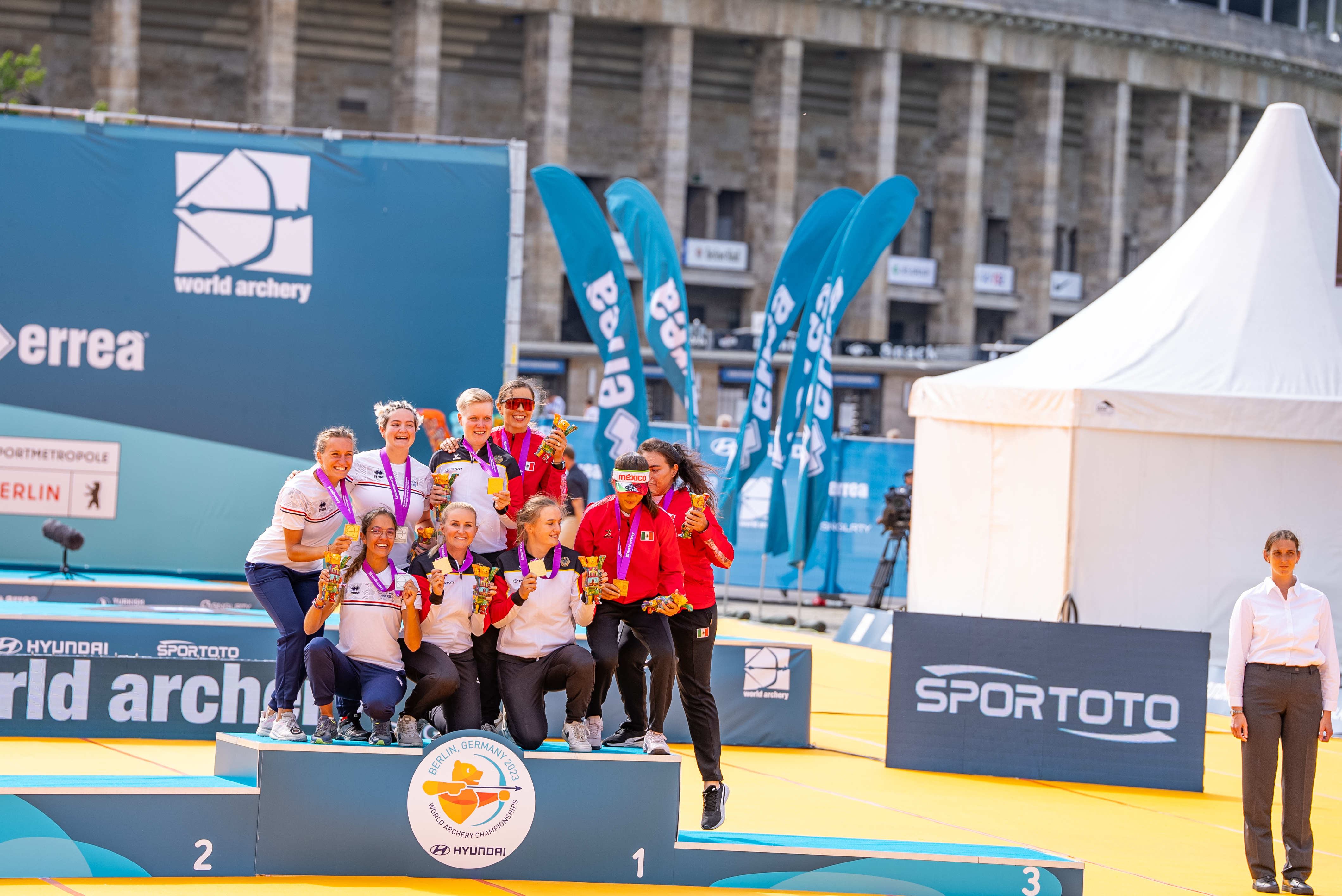 L'équipe de France arc classique femme sur le podium