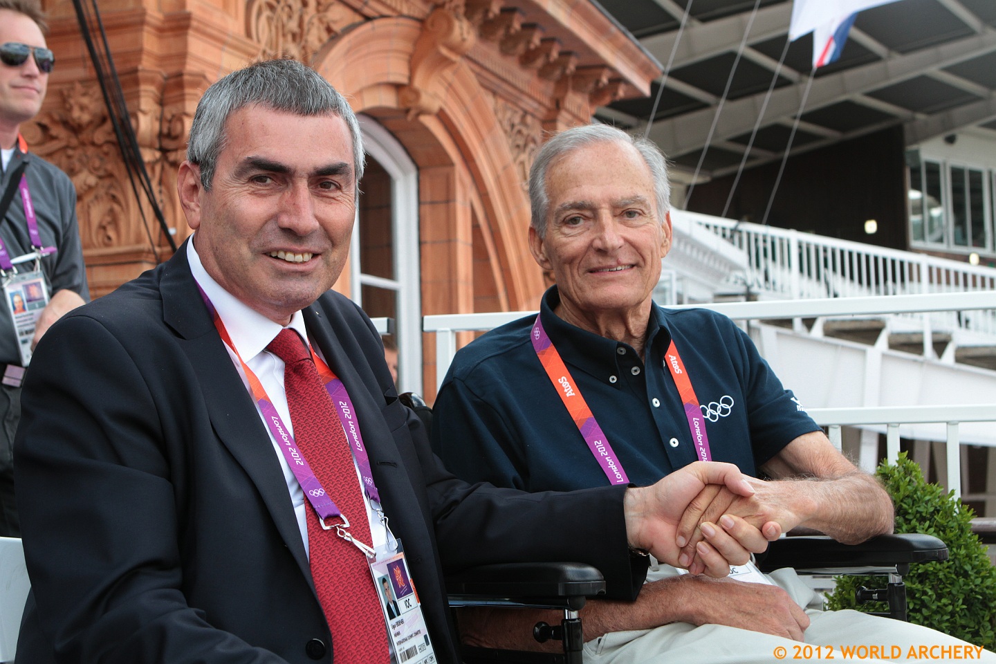 Jim Easton aux côtés du Président de World Archery, le Prof Dr Ugur Erdener lors des Jeux Olympiques de Londres en 2012