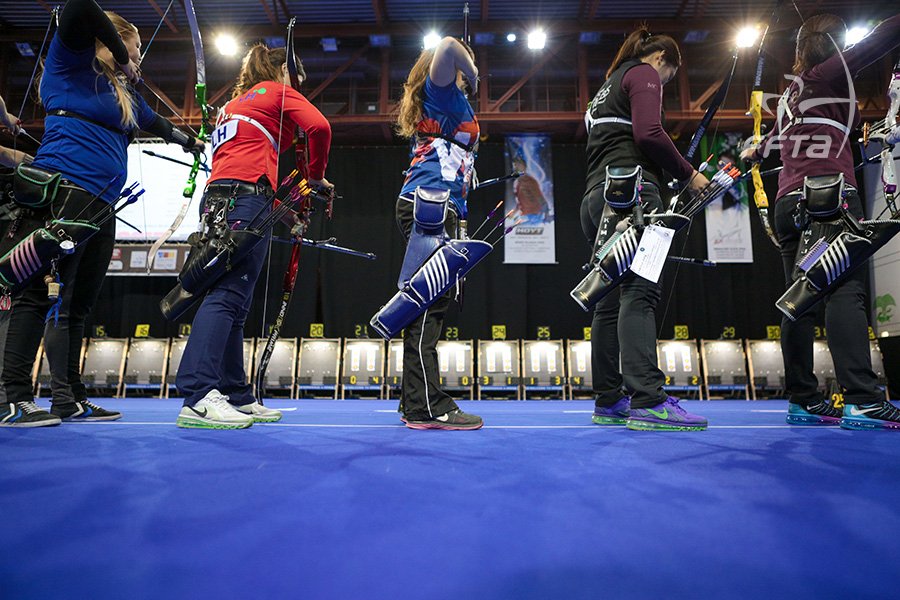 Archers sur la pas de tir en salle