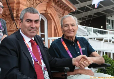 Jim Easton aux côtés du Président de World Archery, le Prof Dr Ugur Erdener lors des Jeux Olympiques de Londres en 2012