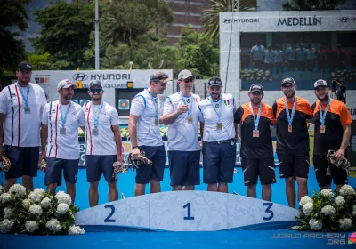 Trois podiums en arc à poulies à Medellin