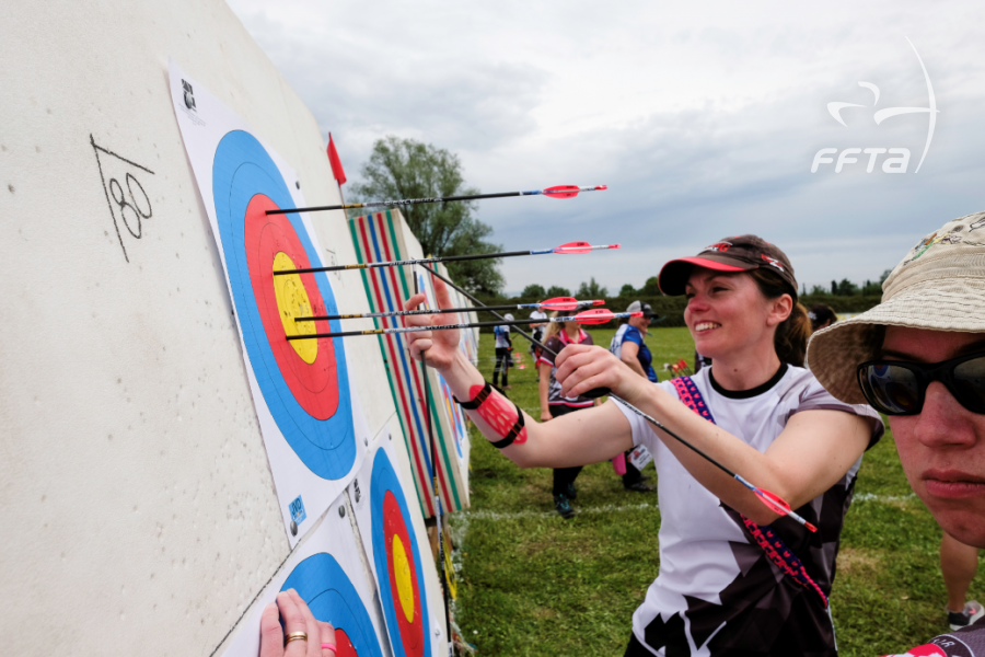 Le Papier Du Champ De Tir Cible Une Cible Ronde Avec Des Divisions, Des  Marques Et Des Numéros, La Pratique Du Tir À L'arc Et L'entraînement, La  Compétition Sportive Et La Chasse